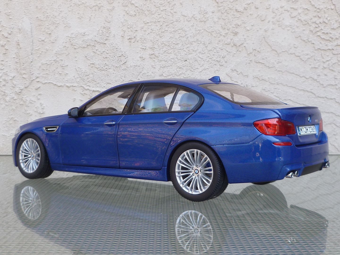 Paragon BMW F10 M5 DE - DiecastSociety.com